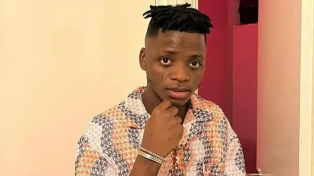 Ọdọmọde olorin Fuji, Afeez Adeshina, ti ọpọ mọ si Destiny Boy wọ ẹwu, o si fọwọ kan si agbọn rẹ