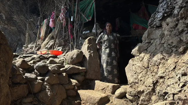 गुहेत राहणारी महिला