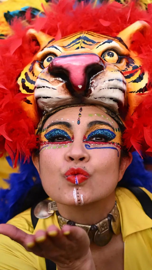 Una mujer con los ojos pintados con la bandera de Colombia