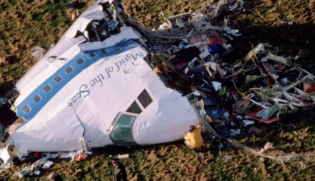 Le cockpit et la partie avant de l'avion sont tombés dans un champ près de l'église de Tundergarth.