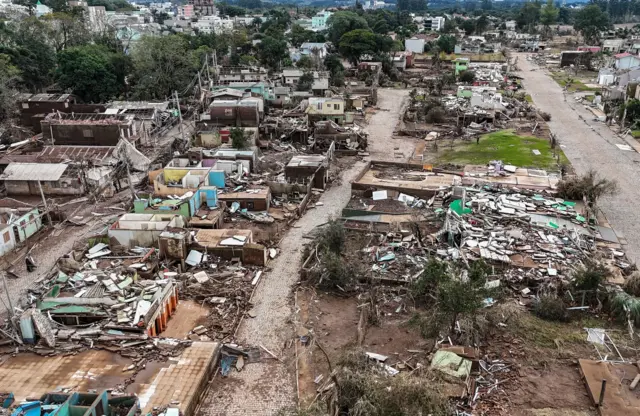 Foto aérea da destruiçãoinscription zebetuma cidade 