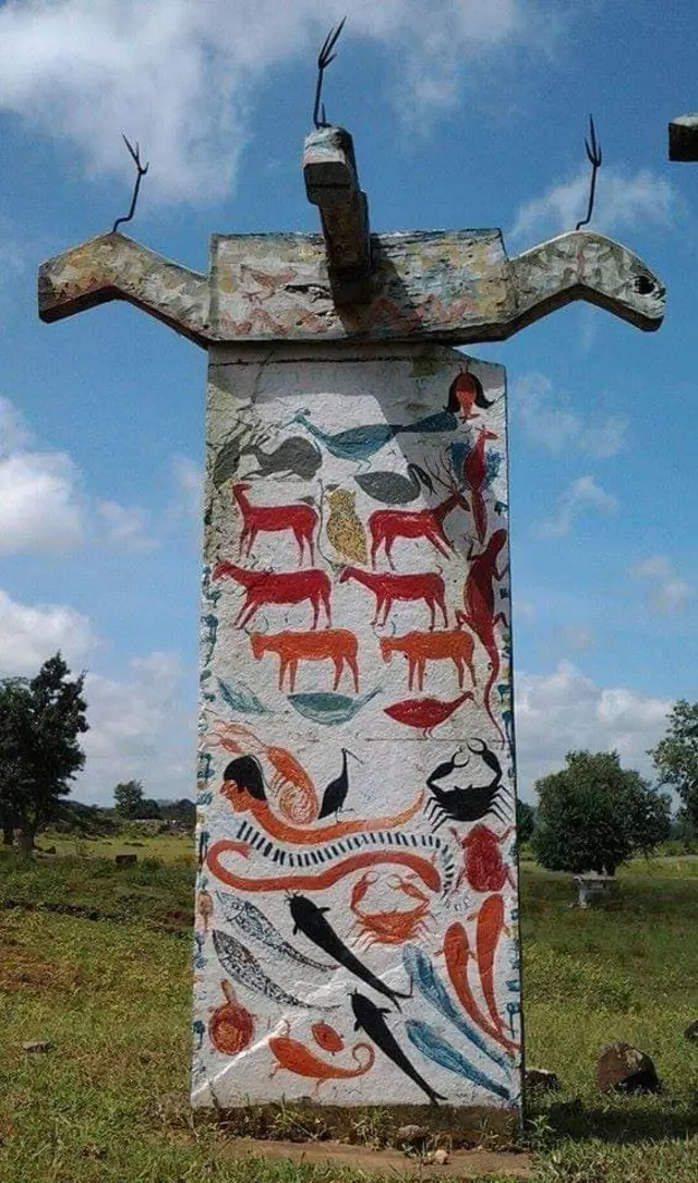आदिवासी संस्कृतीमध्ये व्यक्तीच्या मृत्यूनंतर त्याची आठवण म्हणून दगडाचे स्तंभ उभारले जातात. या स्तंभावर टोटेमरुपी प्राणी-पक्ष्यांचं चित्र