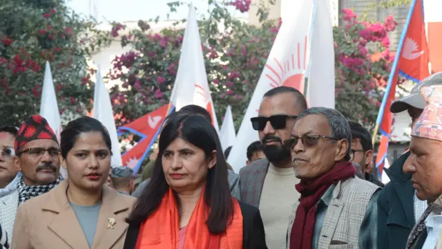 पूर्वसङ्घीय मामिला तथा सामान्य प्रशासनमन्त्री भगवती न्यौपाने प्रतिनिधिसभा सदस्य निर्वाचनका लागि उम्मेदवारी दर्ता गराएर बाहिर निस्किँदा एमाले पार्टीको र नेपालको झण्डा बोकेका कार्यकर्ताहरू