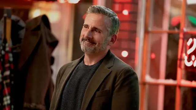 Кадр із серіалу "Півень" - чоловік із сивим волоссям і бородою дивиться повз камеру