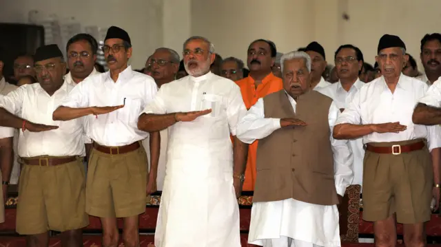 संघ के स्वयंसेवकों के साथ नरेंद्र मोदी