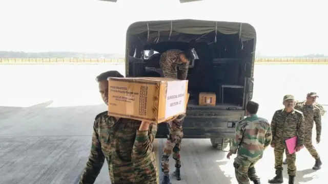 भारतीय नौदलाच्या आयएनएस सातपुडा आणि आयएनएस सावित्री जहाजांद्वारे 40 टन साहित्य मदत म्हणून पाठवण्यात आलं आहे.