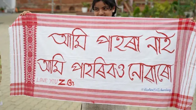 ज़ुबिन गर्ग को न्याय देने की मांग करती एक लड़की.