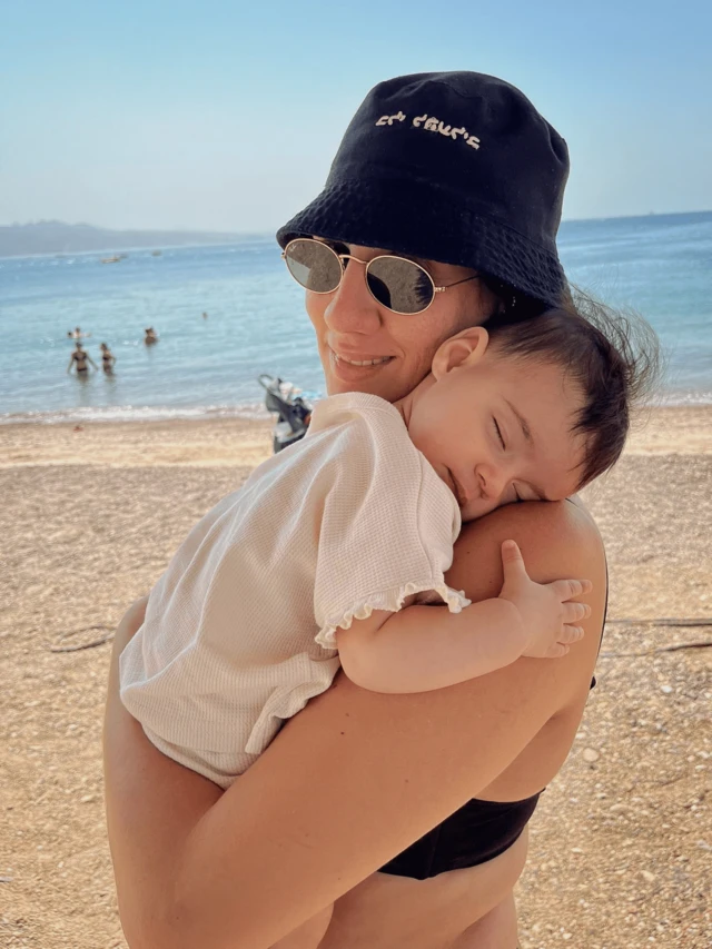 아기 엘리를 안고 있는 셀린의 모습