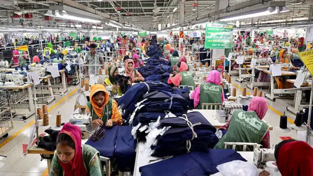 একটি পোশাক কারখানায় শ্রমিকরা কাজ করছেন 