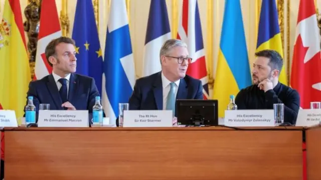 एमानुएल माक्रोँ र किअर स्टार्मरका साथमा जेलेन्स्की