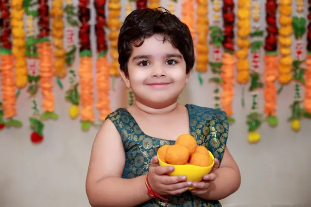 बाळाला पहिल्या 1000 दिवसांमध्ये भरपूर साखर आणि गोड पदार्थ खाऊ घालताय? मग हे वाचाच