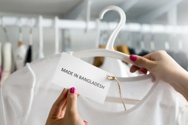 बांगलादेश जगाच्या कपडा उद्योगाचं मोठं केंद्र बनला आहे. 