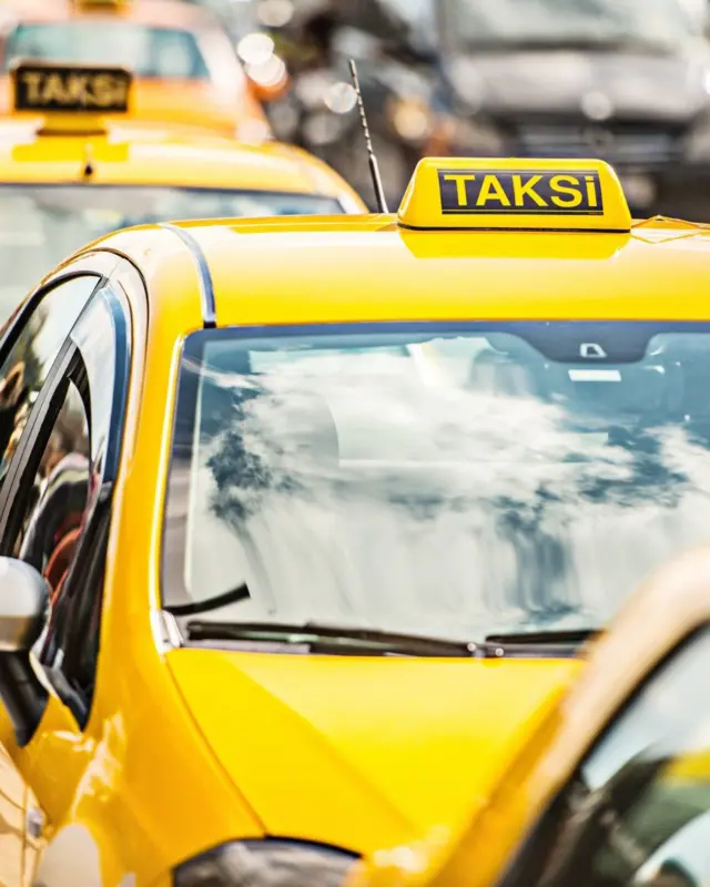 Yoldan geçen taksiler