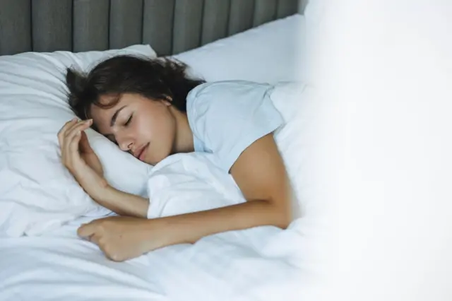 Una mujer dormida en su cama