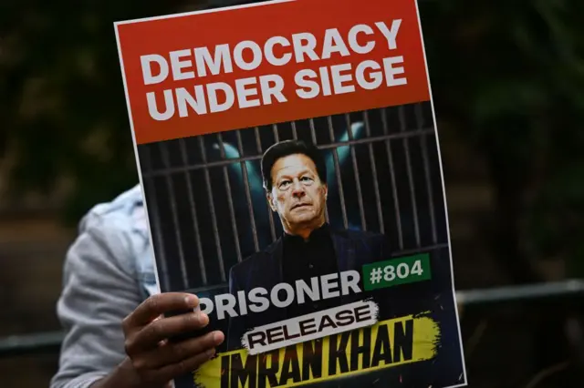 ইমরান খানের মুক্তির দাবিতে আন্দোলন করছে তার দল পিটিআইয়ের সমর্থকরা - ফাইল ছবি