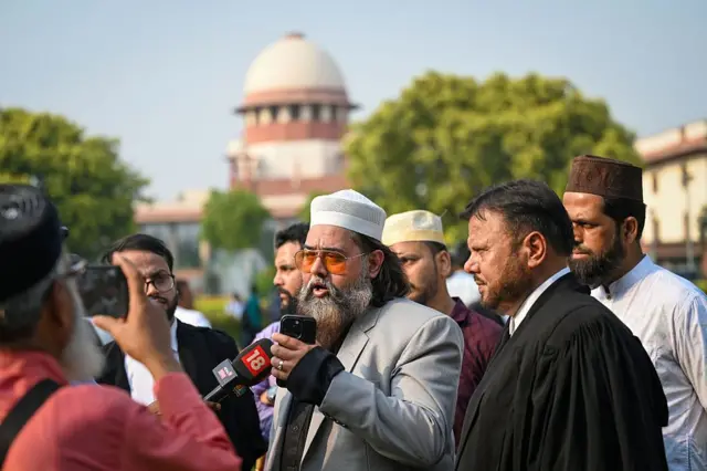 वक़्फ़ संशोधन के ख़िलाफ़ सुप्रीम कोर्ट में दर्जनों याचिकाएं दायर की गई थीं