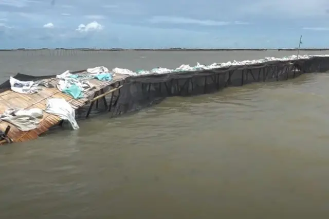 Pagar bambu misterius yang terpasang laut Kabupaten Tangerang, Banten sepanjang 30,16 km. Pagar itu dipasang oleh warga atas perintah pihak yang belum diketahui dari pihak mana.