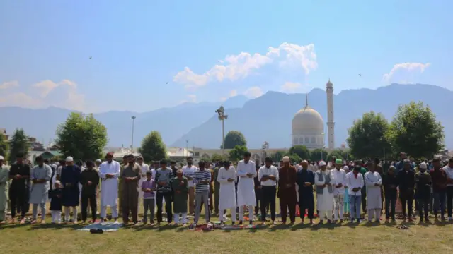 কাশ্মীরের হজরতবাল মসজিদের প্রাঙ্গণে ঈদের নামাজ, জুন ২০২৪