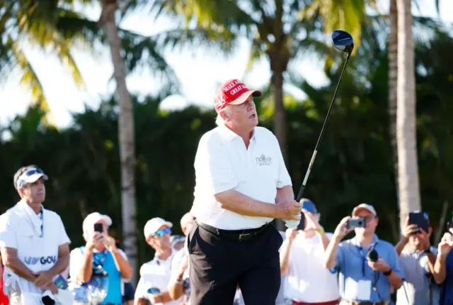 Trump disfruta sus días jugando al golf en el sur de Florida.