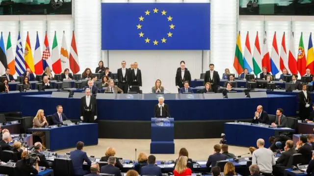 欧州議会で演説するユリア・ナワルナヤ氏（28日、仏ストラスブール）