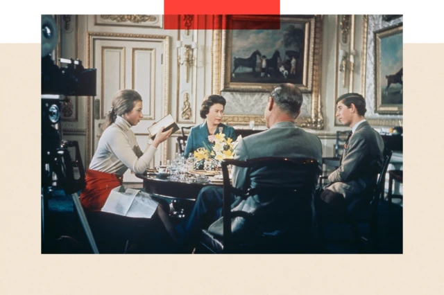 1969 年左右,伊莉莎白二世女王在伯克郡溫莎城堡與菲利普親王及其子女安妮公主和查爾斯王子共進午餐,當時正在拍攝理查德·考斯頓為 BBC 拍攝的紀錄片《皇室家族》。