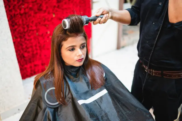 කාන්තාවන් සිදුකරන සමහර කොණ්ඩා මෝස්තර හිසකෙස් නැතිවීමට දායක විය හැකි බව එනිතන් අගිඩී පවසයි