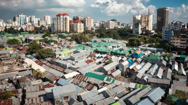 শহরের দুই ভিন্ন মাত্রার চিত্র।