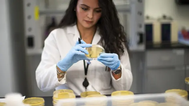 கொரோனா வைரஸ்: 80 ஆயிரம் பேர் பாதிப்பு, பரிதவிக்கும் 50 நாடுகள் - பத்து தகவல்கள்