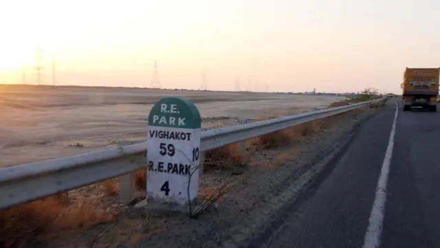 બીબીસી ગુજરાતી ગુજરાત કચ્છ ખાવડા આરઈ પાર્ક અદાણી જૂથ નરેન્દ્ર મોદી રિન્યુએબલ એનર્જી