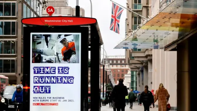 Una calle de Londres con un cartel sobre el Brexit.