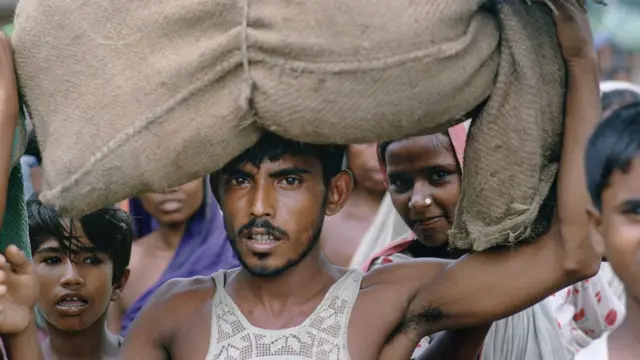 কলকাতার উপকণ্ঠে বাংলাদেশি শরণার্থীতে পূর্ণ এক শিবির।