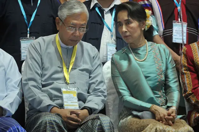 သမ္မတ ဦးထင်ကျော်နဲ့ နိုင်ငံတော်အတိုင်ပင်ခံပုဂ္ဂိုလ် ဒေါ်အောင်ဆန်းစုကြည်