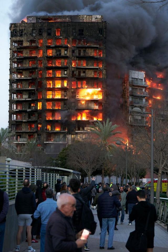 El edificio en llamas