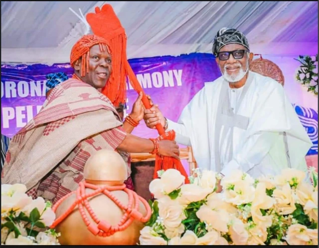 Olupele pẹlu gómìnà Akeredolu nígbà tí Ọba ń gba ọ̀pá àṣẹ