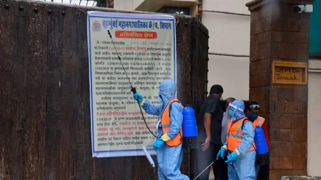 অমিতাভ বচ্চনের বাড়ি সিল করে স্যানিটাইজ করছেন পুরকর্মীরা