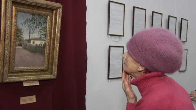 Картина і відвідувачка музею