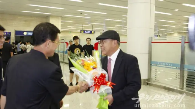 (캡션) 최인국 씨가 평양 공항에 도착한 모습
