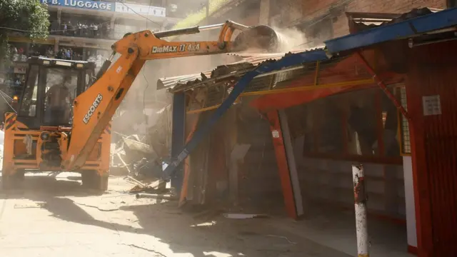 अनधिकृत संरचना हटाउँदै