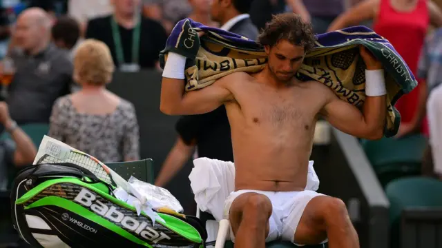 Rafael Nadal secándose