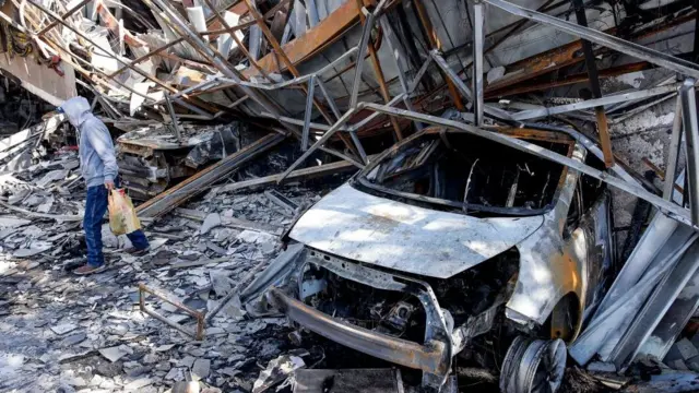 Carro e prédio destruídosjogos da loteria esportivaValparaíso