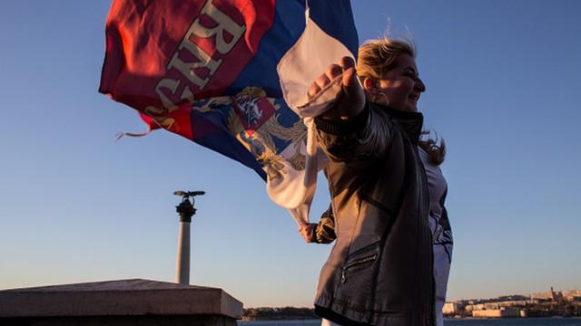 женщина с российским флагом в Крыму