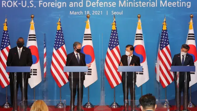 18일 서울 종로구 외교부 청사에서 로이드 오스틴 미국 국방장관(왼쪽부터), 토니 블링컨 미국 국무장관, 정의용 외교부 장관, 서욱 국방부 장관이 한·미 외교·국방 장관 회의(2+2회의) 후 공동기자회견을 갖고 있다