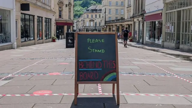 توصي الكثير من الدول الآن الناس بالتباعد لمسافة مترين طوال الوقت