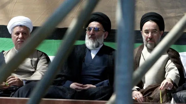 محمد خاتمی، رئیس جمهور وقت، محمود هاشمی شاهرودی، رئیس قوه قضاییه و اکبر هاشمی رفسنجانی در مراسم چهاردهمین سالگرد درگذشت آیت‌الله خمینی