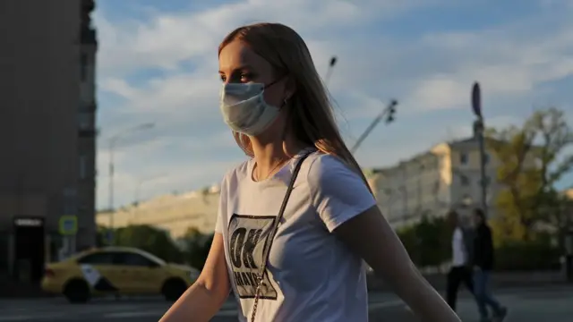 Девушка в маске
