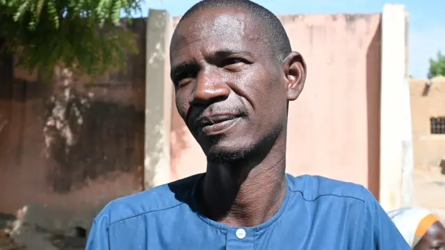 Un homme en caftan bleu foncé
