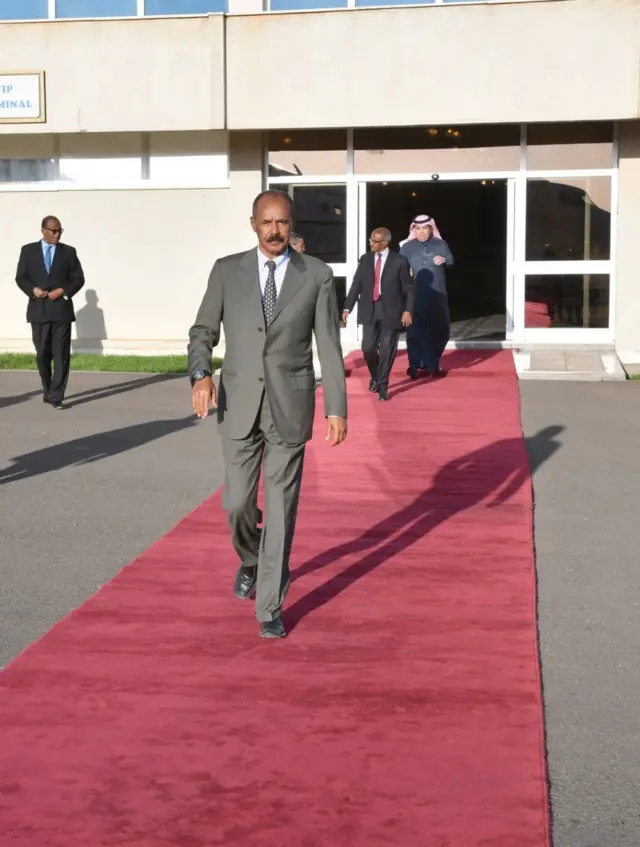 ኣብ ለካቲት 2020 ፕረዚደንት ኢሳይያስን ሚኒስተር ዑስማንን ካብ መዓርፎ ነፈርቲ ኣስመራ ናብ ስዑዲ ኣብ ዝተገበስሉ ዝተወስደ ስእሊ