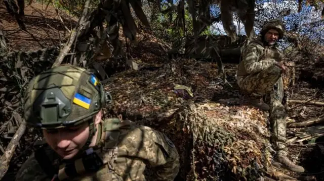 Українські військові біля Часового Яру