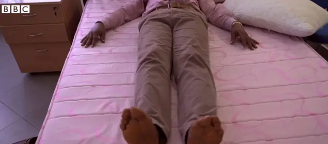 Mmadụ hi ụra n'elu akwa