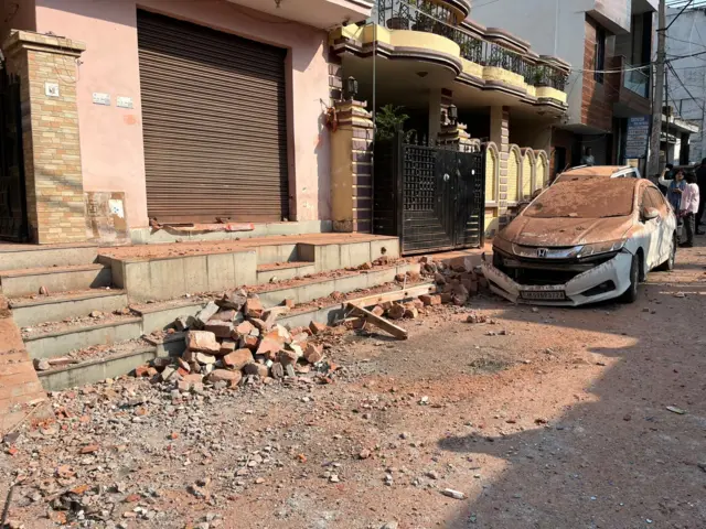 या हल्ल्यात अनेक गाड्यांच्या काचा फुटल्या, असं स्थानिकांनी बीबीसीला सांगितलं.